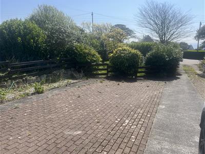 Detached Garage & Drive